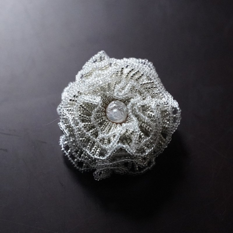 潮だまりの生き物たち4 ブローチ ビーズ刺繍　ホワイト - 胸針 - 玻璃 白色