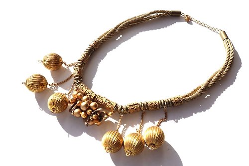 panic-art-market 80s vintage gold tone ethnic necklace