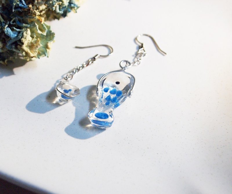 Fish and water _ transparent resin _ hanging earrings _ cute route _ imagine the feeling of fish shaking in the ear - ต่างหู - เรซิน สีน้ำเงิน