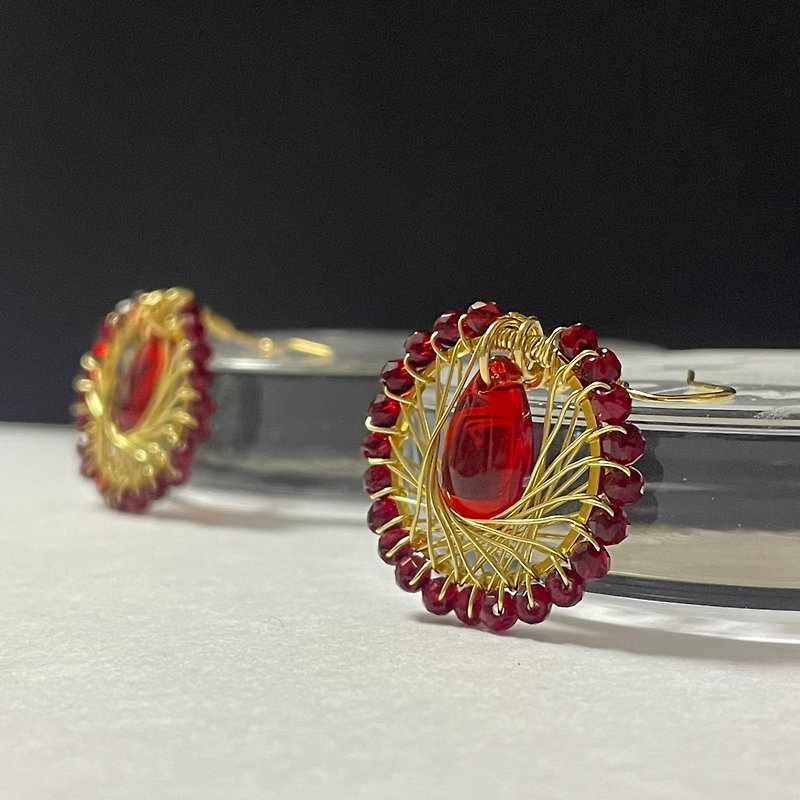 ต่างหูลูกปัดแก้วโบฮีเมียสีแดง เป็นสัญลักษณ์ของความโชคดีและความมั่งคั่ง - ต่างหู - งานปัก สีทอง