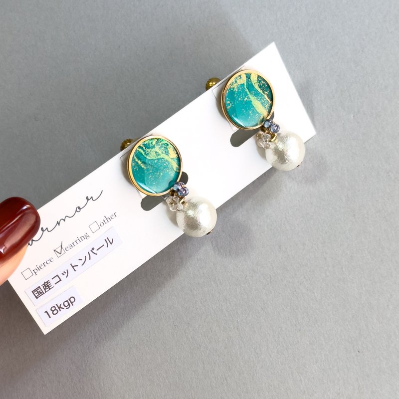 【1点のみ】エメラルドグリーン　アルコールインクアート　ラウンド　イヤリング　18kgp　国産コットンパール　上品　カジュアル　デート　おでかけ　ゴールド - 耳環/耳夾/耳骨夾 - 樹脂 綠色