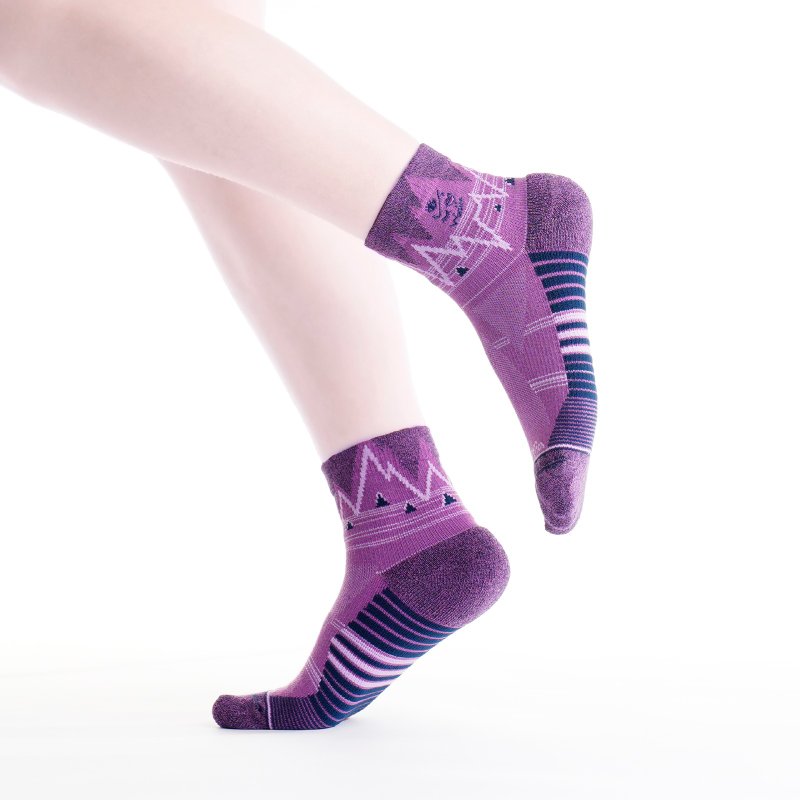 【Dynamic Play】Motion times and times-art illustration design short-tube functional sports socks-blue and purple - ถุงเท้า - ผ้าฝ้าย/ผ้าลินิน สีม่วง