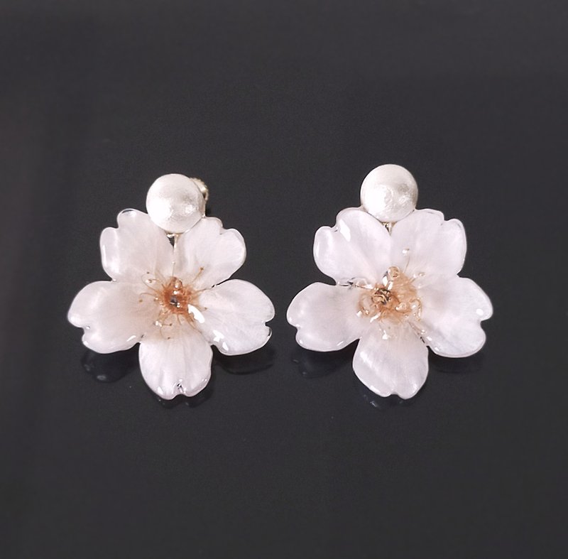 Real Cherry Blossom Earrings. One-and-only, precious gift from nature. - ต่างหู - เรซิน สึชมพู