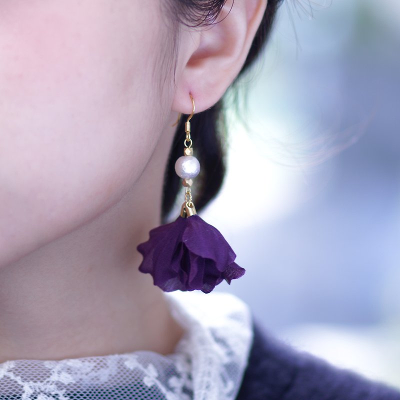 Selena | Kimono Fabric Flower Earring with Cotton Pearl and Golden Plating Hook - ต่างหู - วัสดุอื่นๆ สีม่วง
