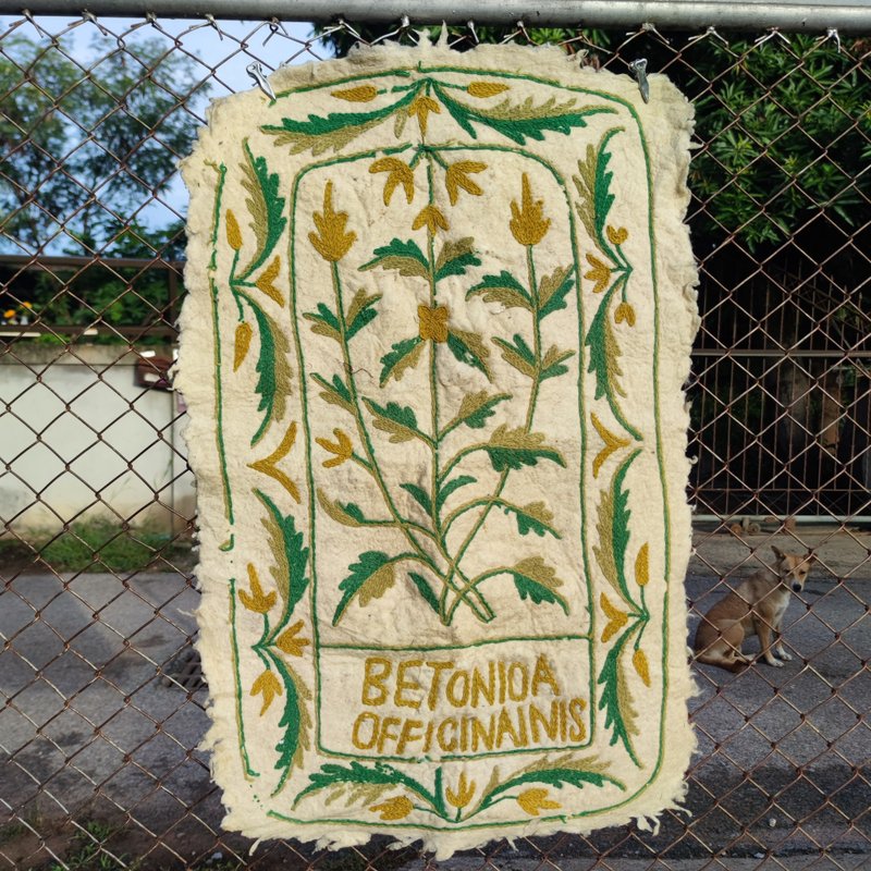 ヴィンテージ カシミール チェーン ステッチ ベトニカ オフィシナリス ウール タペストリー 壁掛け - 絨毯・カーペット - その他の素材 多色