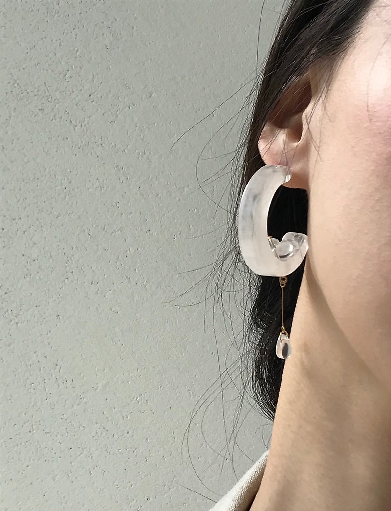 Moon picking pearl earrings/ Clip-On available - ต่างหู - กระจกลาย 