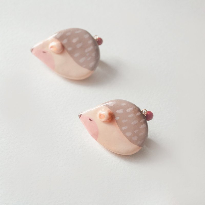 Tea / small tea hedgehog brooch / original handmade imported material brooch - เข็มกลัด - ดินเหนียว หลากหลายสี