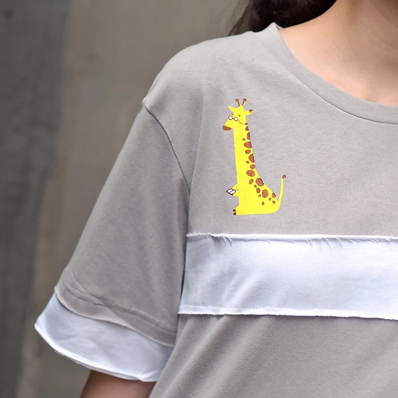 Presbyopic giraffe grandma - no trimming stitching cut wide kick - tea color - Women's T-Shirts - Other Materials Gray