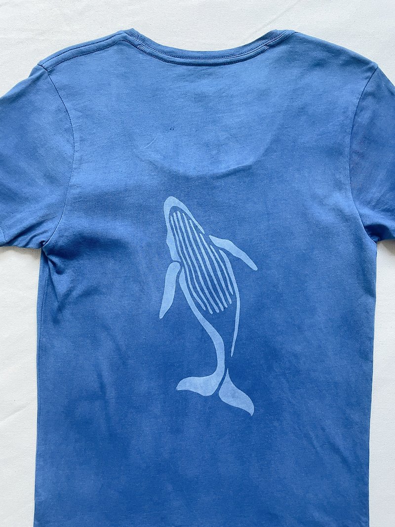 Whale JUST RELAX 鯨とのんびり　藍染 オーガニックコットンTシャツIndigo dyed 藍染 Organic cotton - 帽T/大學T - 棉．麻 藍色