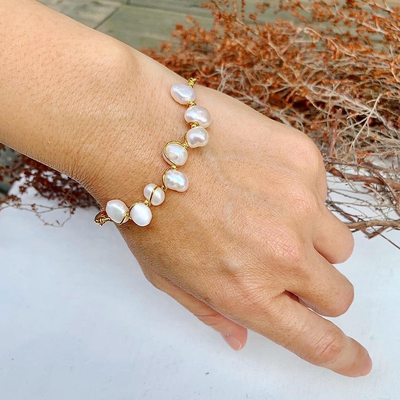 _ 2.0 new version of Bronze line irregular shape natural pearl hand necklace dual-purpose design - Bracelets - Pearl White