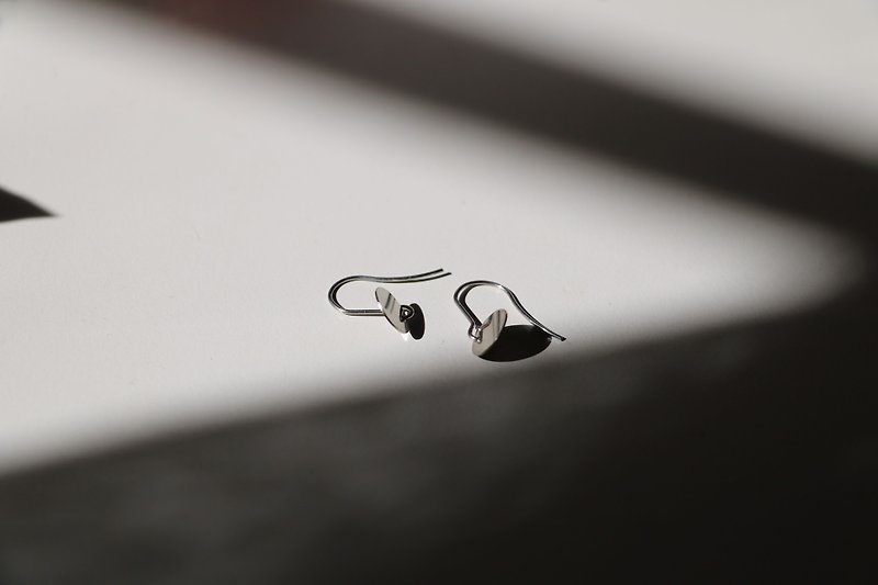 手工耳環 - 小圓片 - 耳環/耳夾 - 其他金屬 灰色