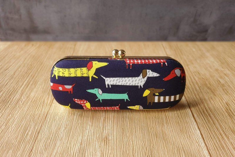 Dachshund Japanese cloth glasses case pen box mouth gold box hard shell glasses case - กล่องแว่น - ผ้าฝ้าย/ผ้าลินิน 