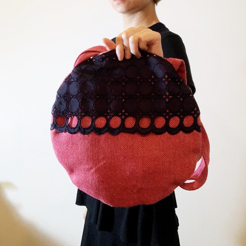 Sister head. Wool handmade round bag - กระเป๋าแมสเซนเจอร์ - ขนแกะ สีแดง