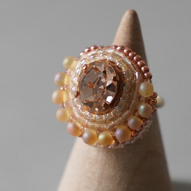 スカーフリングにも おしゃべりな指輪205 フリーサイズ　ビーズ刺繍のリング　ビジュー　オレンジ　おおぶりリング - 戒指 - 玻璃 橘色