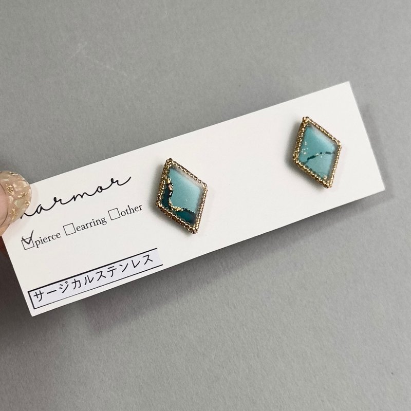 【1点のみ】アルコールインクアート　ブルーグリーン　菱形　ダイヤ　ピアス　サージカルステンレス　ダイヤ　ワンポイント　緑　シンプル　推し色　世界で一つ　青 - 耳環/耳夾/耳骨夾 - 樹脂 綠色