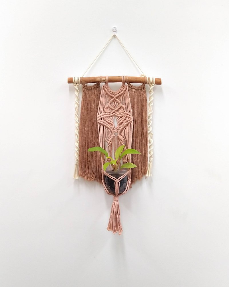 Macrame Plant Hanger hand-woven plant potted hanging net [Earth Brown Powder] - ตกแต่งผนัง - ผ้าฝ้าย/ผ้าลินิน สึชมพู