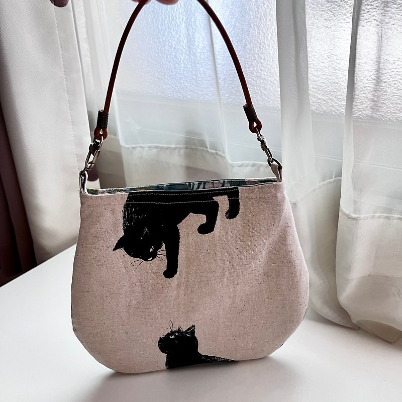 Handmade cat portable walking bag - Handbags & Totes - Cotton & Hemp Multicolor