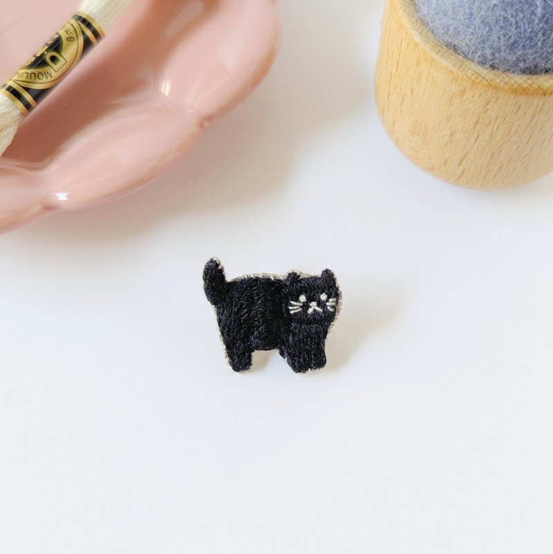 横向きねこ(黒猫)　刺繍ブローチ - 胸針 - 繡線 黑色