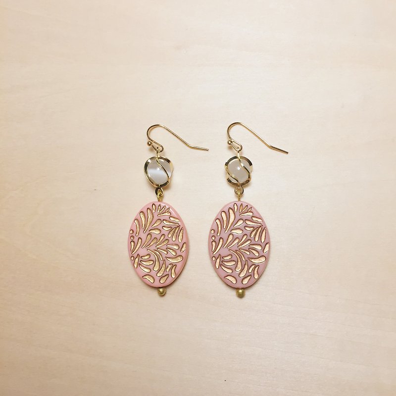 Vintage pink cat's eye carved bead earrings - Earrings & Clip-ons - Resin Pink