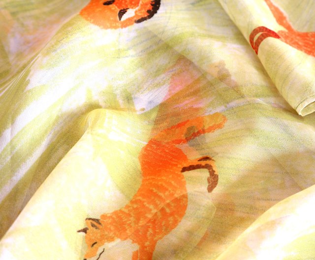 遊び心のあるキツネのスカーフ シルクシフォンスカーフ オレンジキツネ 黄緑色の草 夏 春のスカーフ ソフト 軽量 あなたの特別なもののために ショップ Color Merrie スカーフ Pinkoi