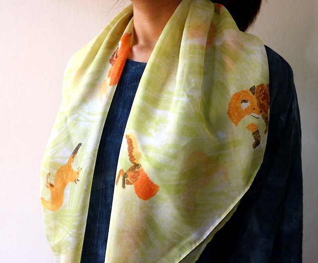 遊び心のあるキツネのスカーフ シルクシフォンスカーフ オレンジキツネ 黄緑色の草 夏 春のスカーフ ソフト 軽量 あなたの特別なもののために ショップ Color Merrie スカーフ Pinkoi