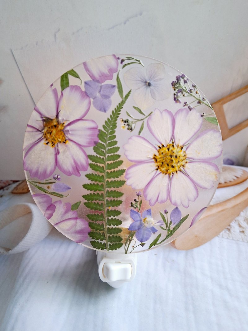Pressed flower nightlight, Home Decor,Hand craft - โคมไฟ - พลาสติก สีม่วง
