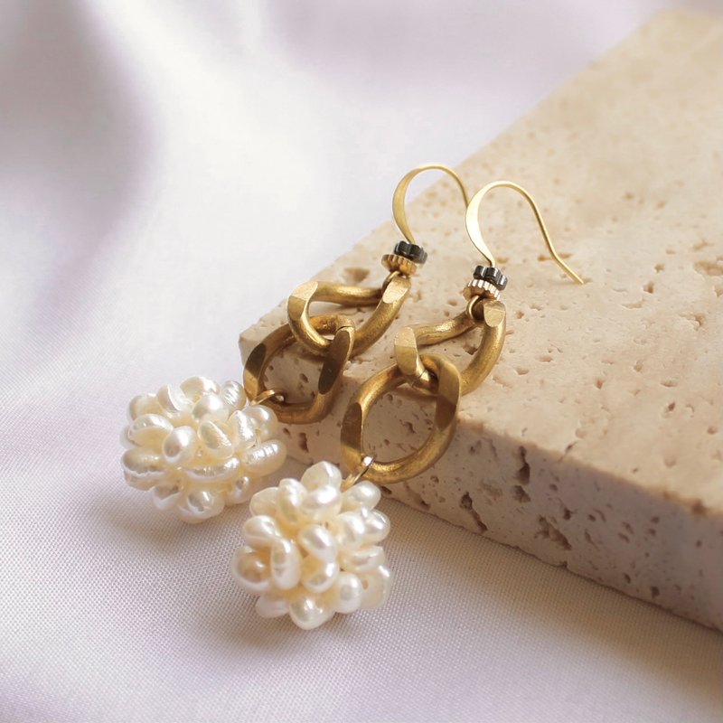 淡水珍珠編織花球鏈條手工耳環 / 耳夾 婚禮 新娘耳環 - 耳環/耳夾/耳骨夾 - 珍珠 白色