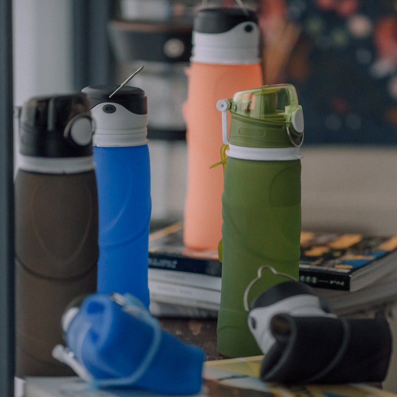 [Renzhou Net Plastic] Rolled silicon water bottle 750ml ∣ Four-color sports water bottle - Pitchers - Silicone Multicolor
