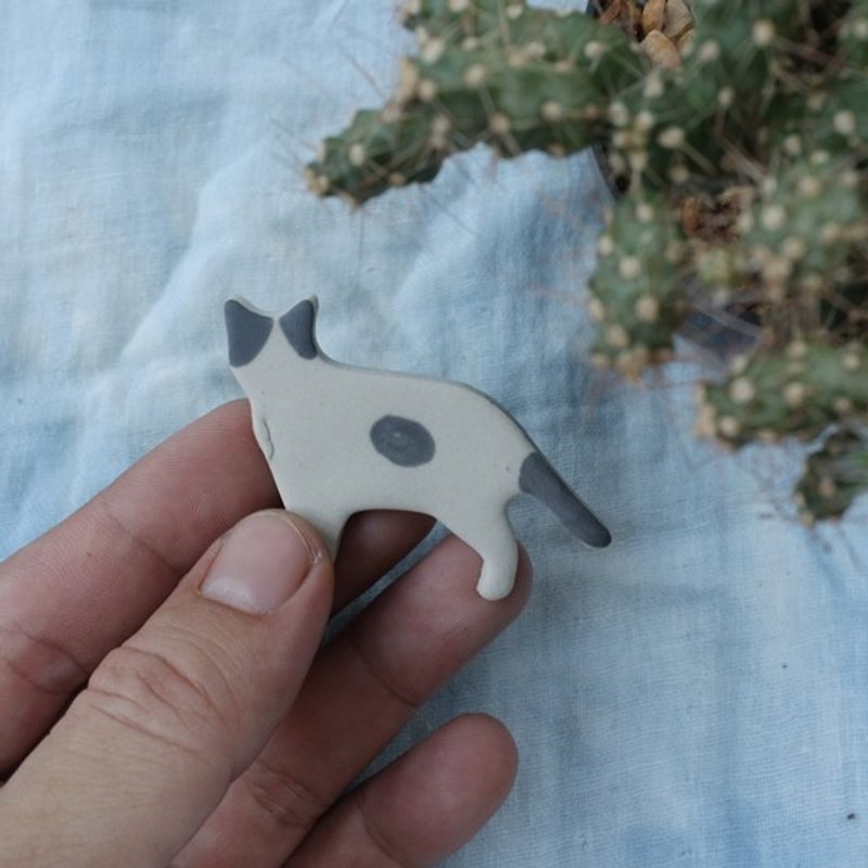 cat ceramic brooch - เข็มกลัด - เครื่องลายคราม สีเทา