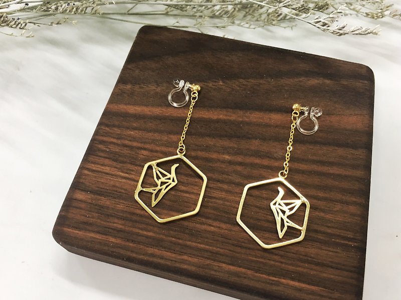 18K gold geometric paper crane hexagon ear clip [hexagon crane] gift handmade special Valentine's Day - ต่างหู - โลหะ สีทอง