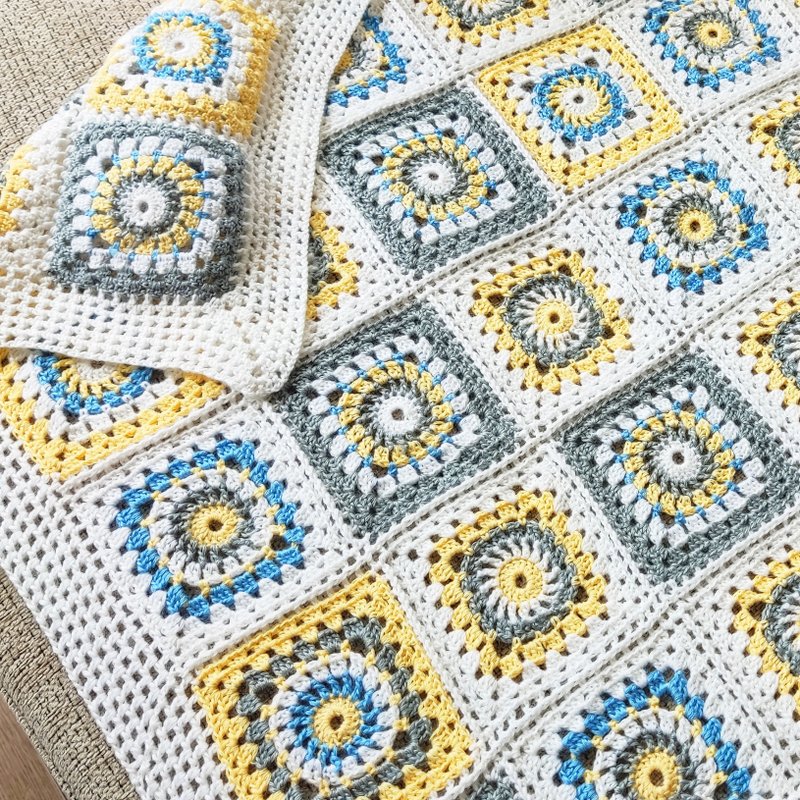 鉤針毯子 嬰兒毯 Wool crochet baby blanket white granny square warm knitted blanket - 彌月禮盒 - 羊毛 白色