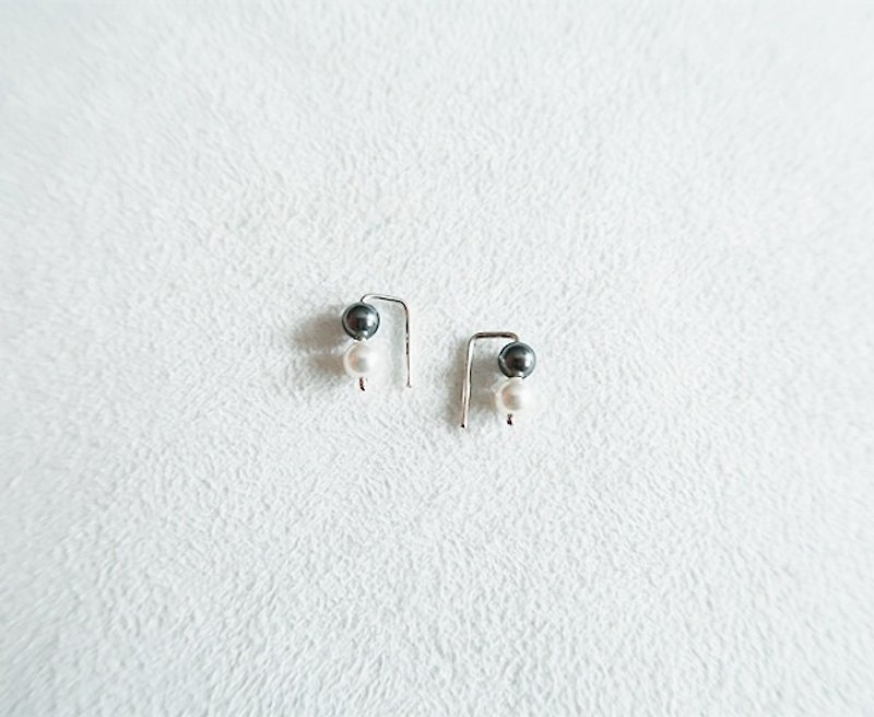 Color beads Earrings Deep gray white Sterling Silver - Earrings & Clip-ons - Sterling Silver Gray