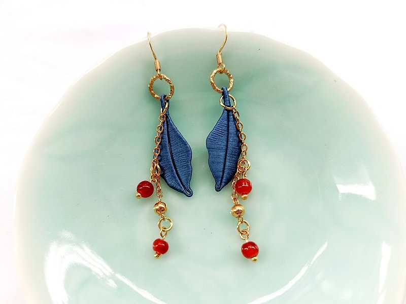 Indigo Leaf Antique Flower Earrings - ต่างหู - งานปัก สีน้ำเงิน