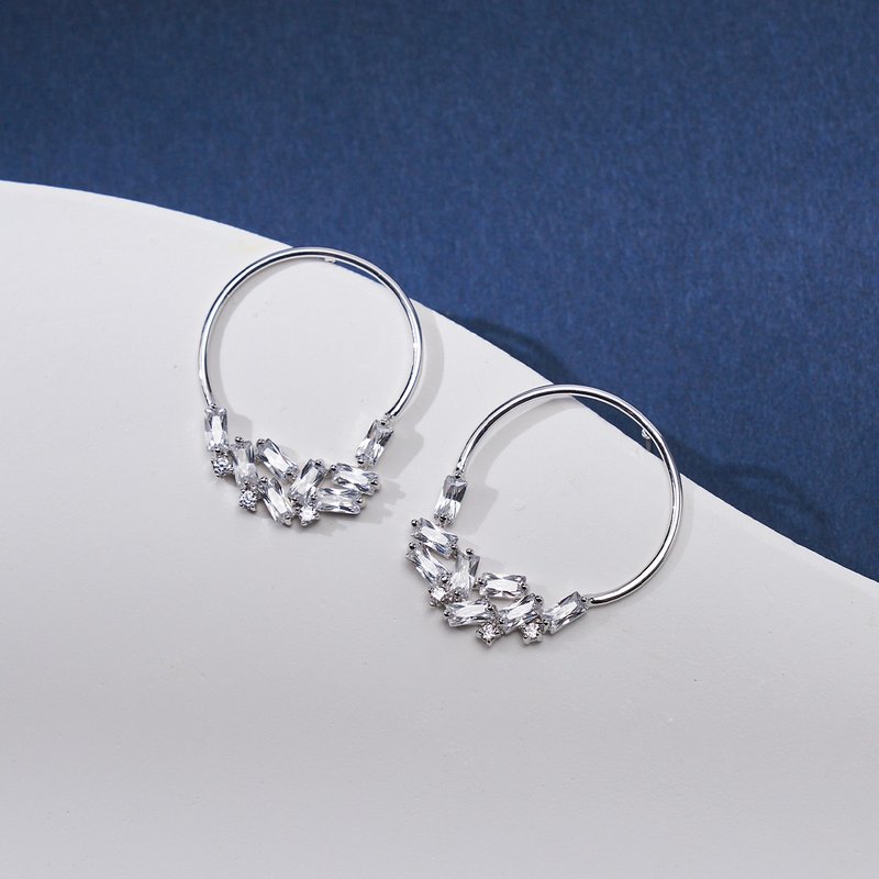 Brilliant row of diamonds hoop shape earrings row of diamonds design dazzling anti-allergic ear needles - ต่างหู - ทองแดงทองเหลือง สีเงิน