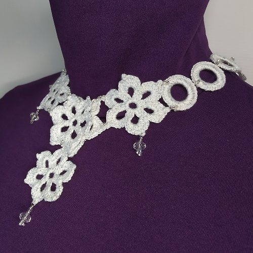 Alternative Crochet Boutique 鉤針雛菊圍兜項鍊。 適合青少年的白花項鍊。 棉衣領