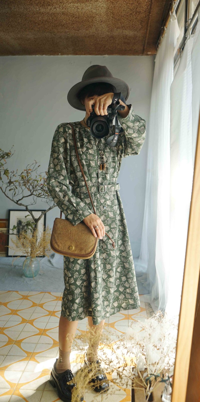 Treasure Hunting Vintage - Spring Grass Green Graffiti Print Retro Dress - With Belt - ชุดเดรส - เส้นใยสังเคราะห์ สีเขียว