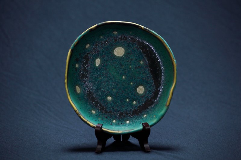 Lotus Leaf Porcelain Plate/Irregular/Handmade [Old-fashioned Art] - จานและถาด - ดินเผา สีเขียว