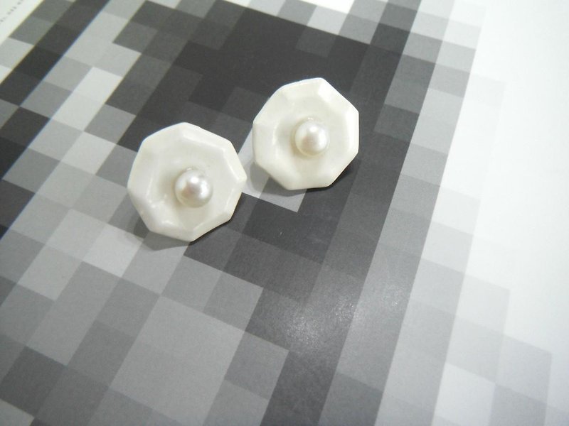 jewel pottery pierce octagonal white - Earrings & Clip-ons - Pottery White