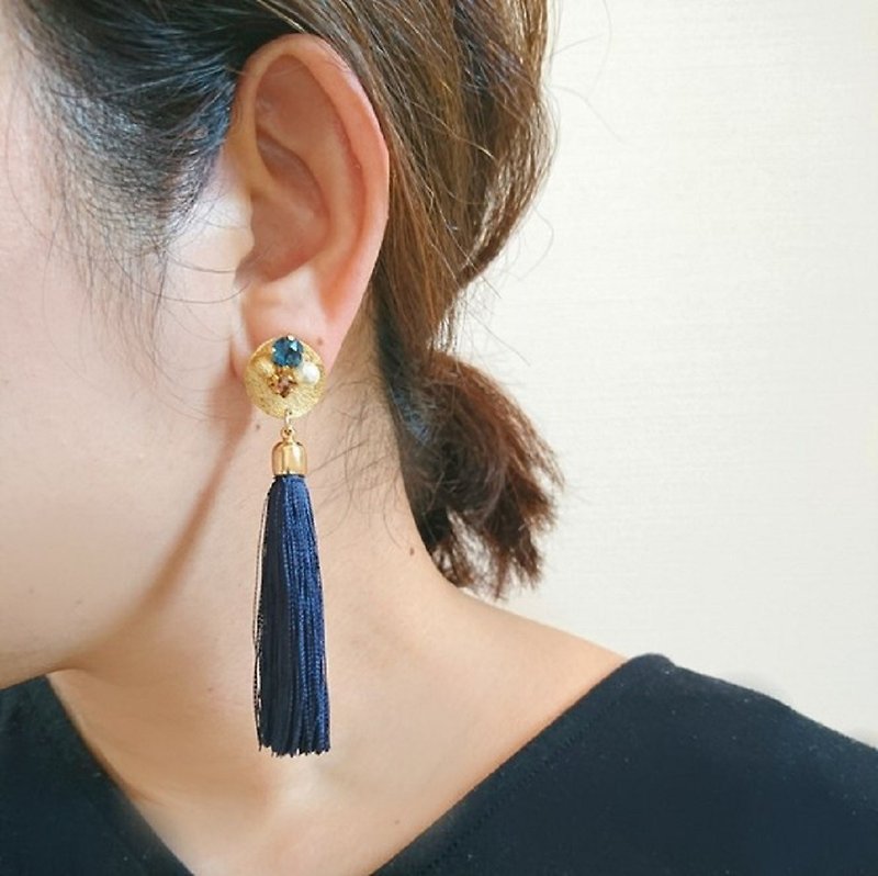 Tassel bijou Clip-On, earrings (navy) - ต่างหู - โลหะ สีน้ำเงิน