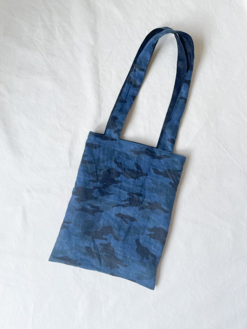 日本製 藍染 Japanblue Tote BAG 柔らかリネン迷彩のトートバッグ　アップサイクル - 手提包/手提袋 - 棉．麻 藍色