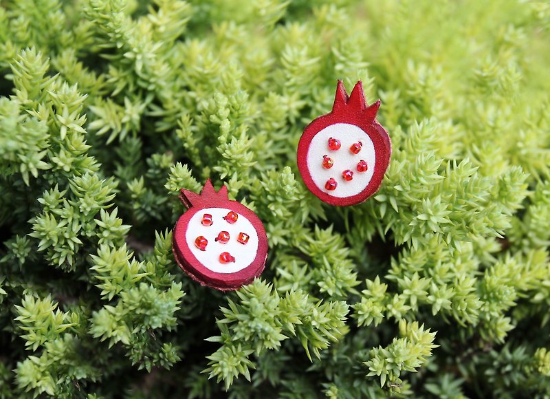 Hand-stitched red pomegranate transparent ruby earrings - ต่างหู - หนังแท้ สีแดง