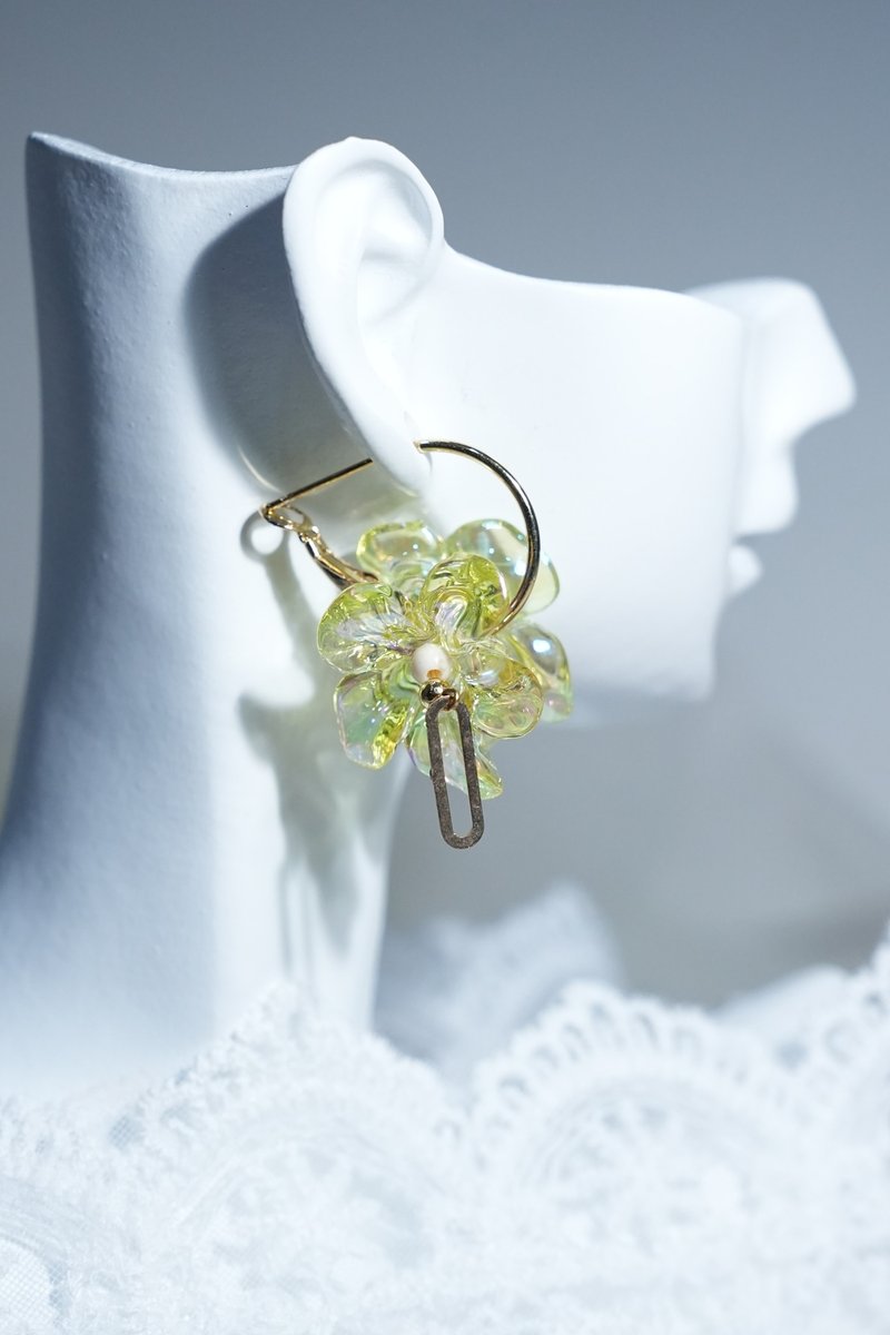 手作耳環-18k螢珠光黃花蝴蝶C字扣 - 耳環/耳夾/耳骨夾 - 其他材質 黃色