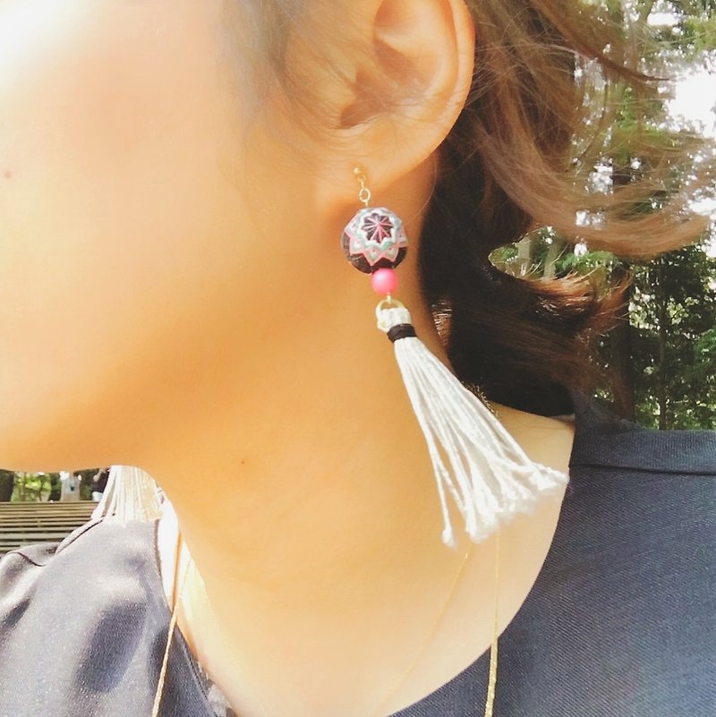 tachibanaya Tassel 手毬 earrings ノンホール ピアス タッセル ブラック ピンク - ピアス・イヤリング - アクリル ブラック