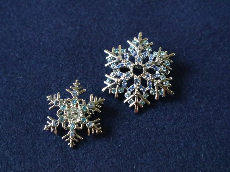 2way brooch of snowflake Austria crystal glass snowflake blue blue necklace pendant light sapphire aquamarine - Brooches - Glass Blue