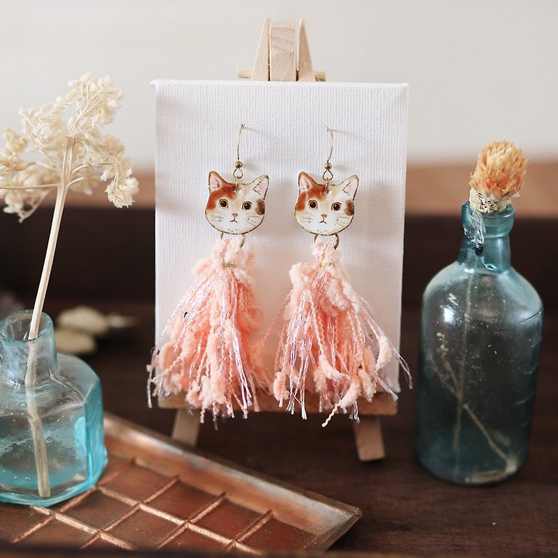 Small animal tassel handmade earrings - three flower cat peach meteor meteor can be changed - ต่างหู - เรซิน สีส้ม
