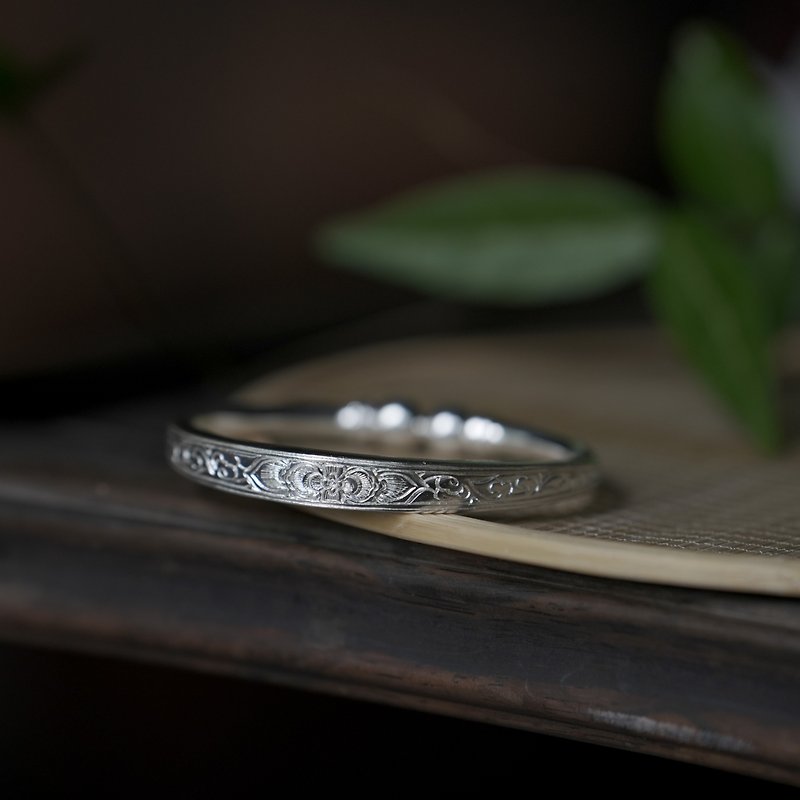 Handmade silver bracelet with interlocking lotus pattern - สร้อยข้อมือ - เงินแท้ สีเงิน
