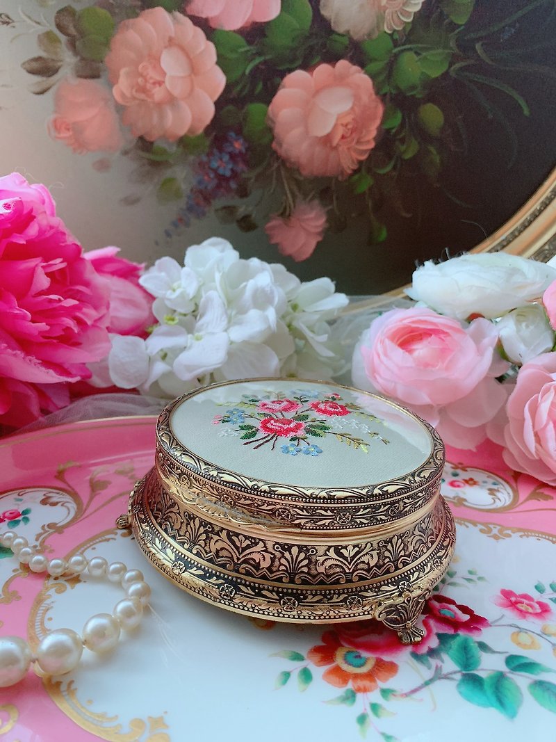 British handmade embroidery antique jewelry box bronze frame worth collecting - Other - Other Metals Khaki