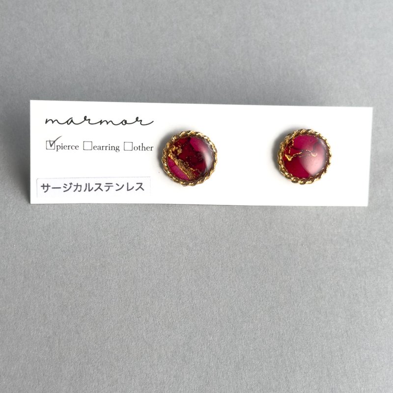 【1点のみ】レッド　アルコールインクアート　ピアス　サージカルステンレス　小ぶり　小さめ　金属アレルギー対応　ミニ　人と被らない　ゴールド　キレイめ　赤 - 耳環/耳夾/耳骨夾 - 樹脂 紅色