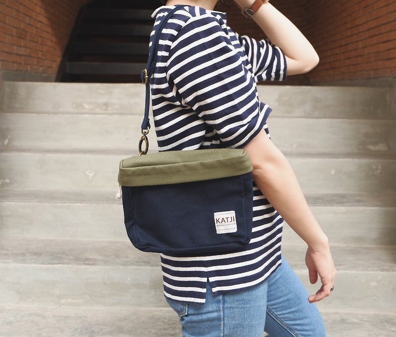 PiP BAG ( Traveller Bag ) : Navy x Green - กระเป๋าแมสเซนเจอร์ - วัสดุอื่นๆ สีน้ำเงิน