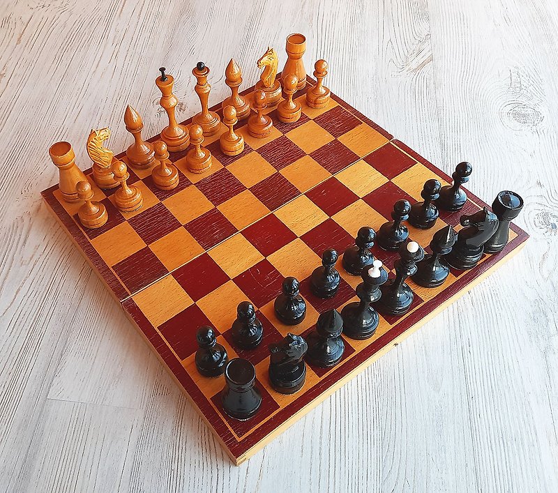 Medium size wooden Soviet chess set 1960s - ol Russian chess set middle-sized - 桌遊/牌卡 - 木頭 
